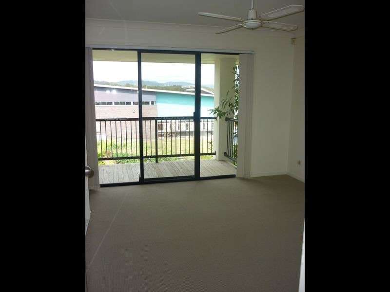 2/323 Christine Avenue, Varsity Lakes QLD 4227