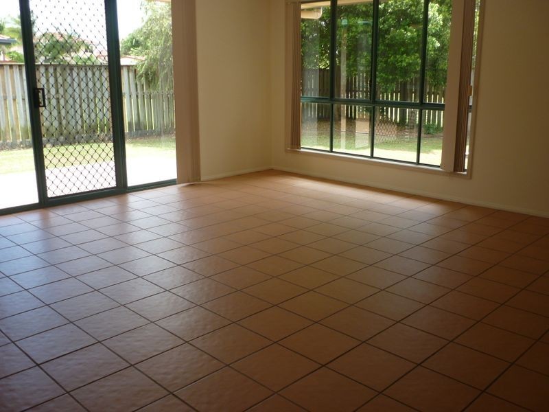 8 Driftaway Court, Robina QLD 4226