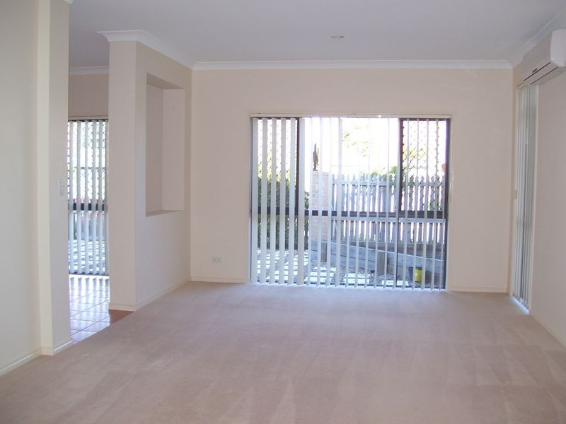 8 Shorehaven Place, Varsity Lakes QLD 4227