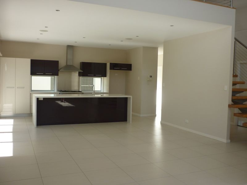 51 Azzurra Drive, Varsity Lakes QLD 4227