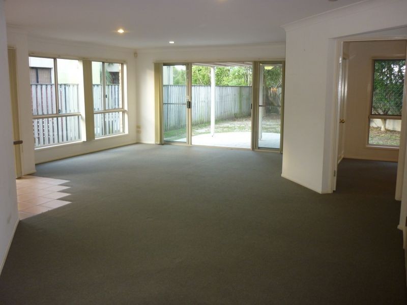 2/2 Northwestern Court, Varsity Lakes QLD 4227