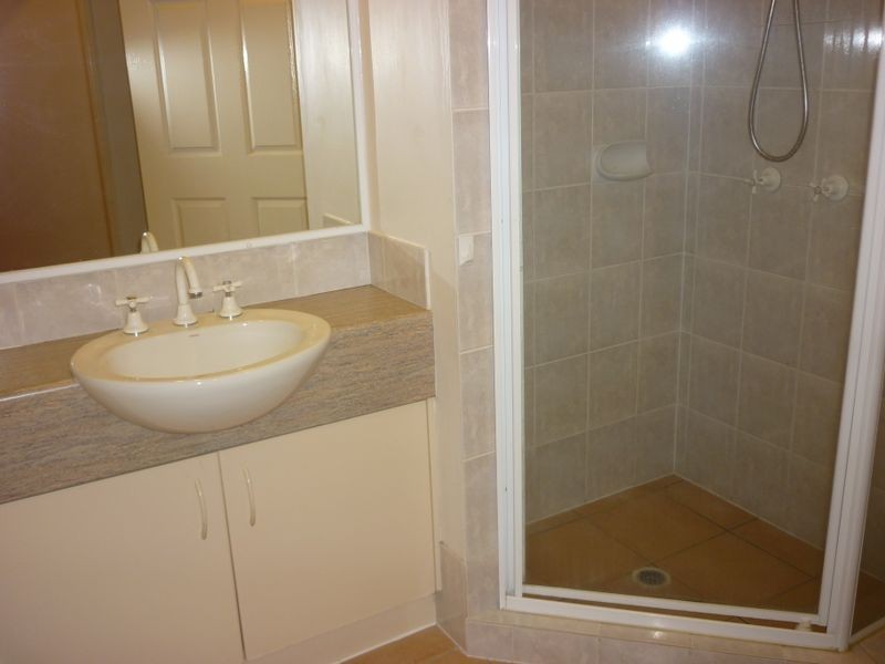 2/2 North western Court, Varsity Lakes QLD 4227