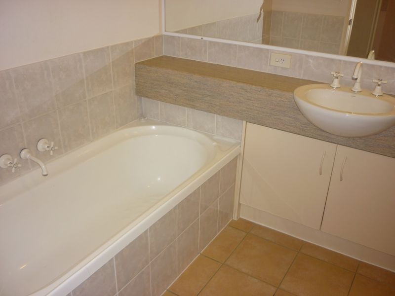 2/2 North western Court, Varsity Lakes QLD 4227