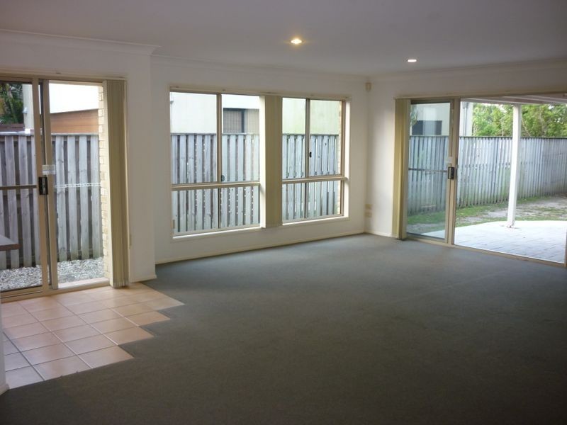 2/2 North western Court, Varsity Lakes QLD 4227