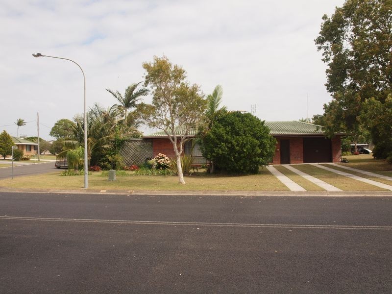 1 Ballanda Crescent, Iluka NSW 2466