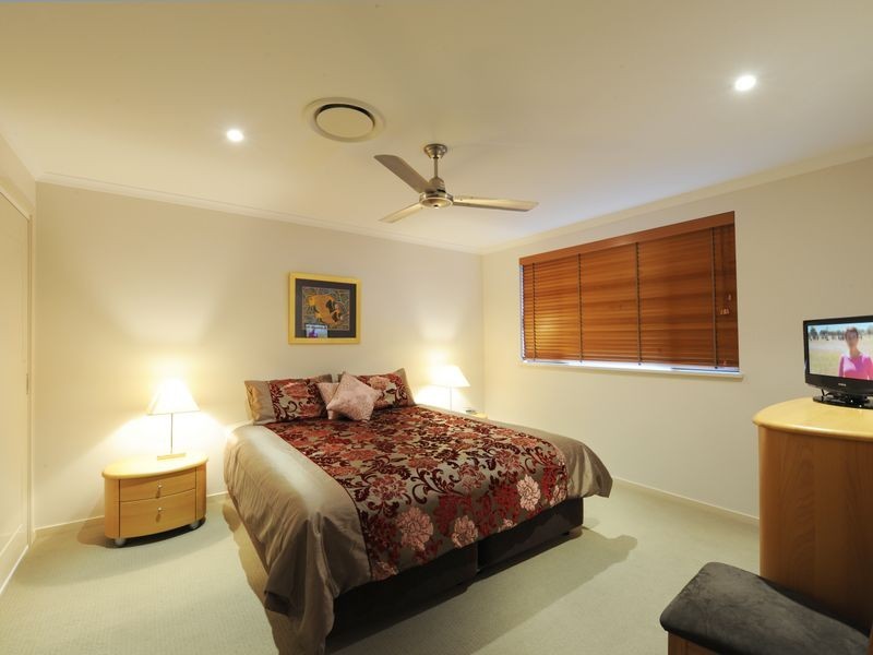 2/38 Marandowie Drive, Iluka NSW 2466