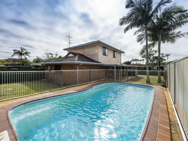 25 Ballanda Cres, Iluka NSW 2466
