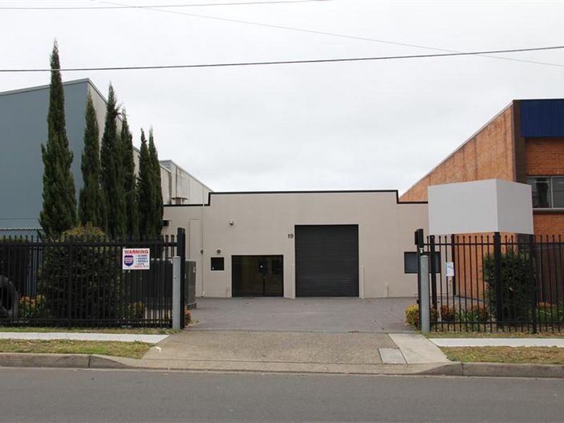 19 Monro Ave, Kirrawee NSW 2232