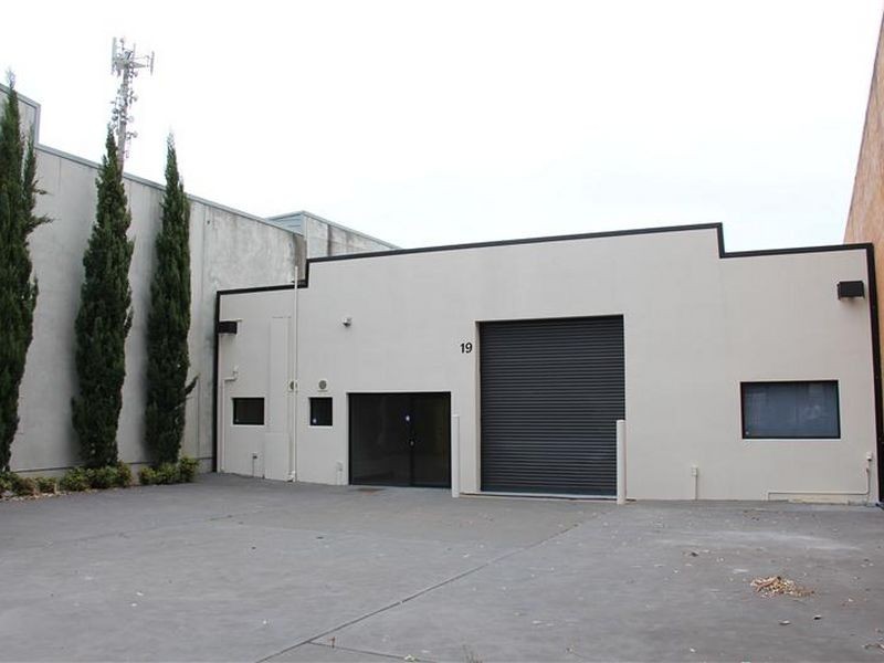 19 Monro Ave, Kirrawee NSW 2232