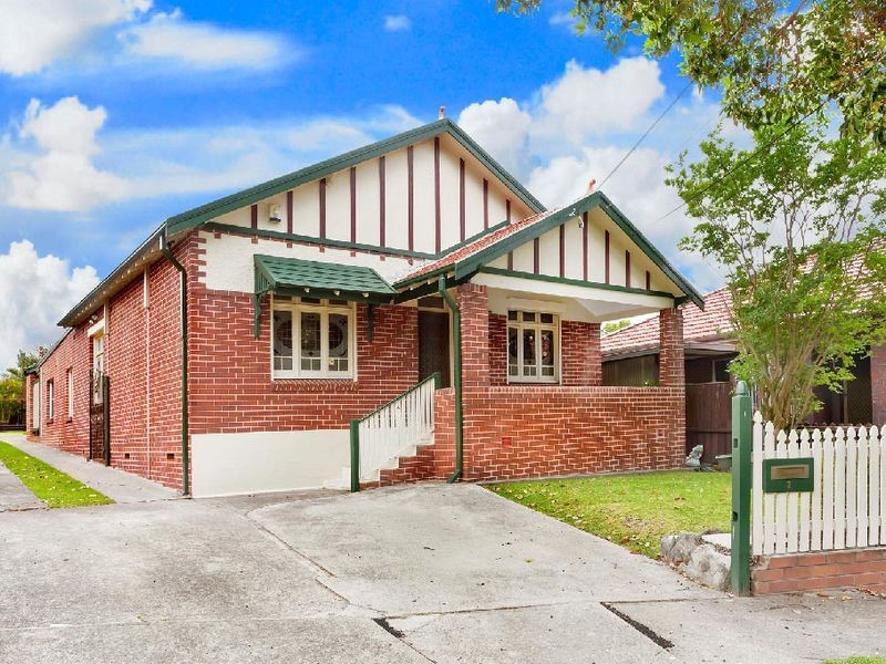 2 Pine Avenue, Russell Lea NSW 2046