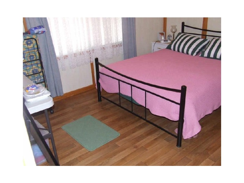 64 Newcastle St, York WA 6302