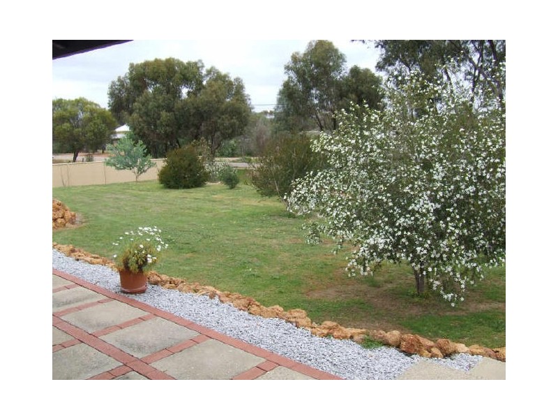 64 Newcastle St, York WA 6302