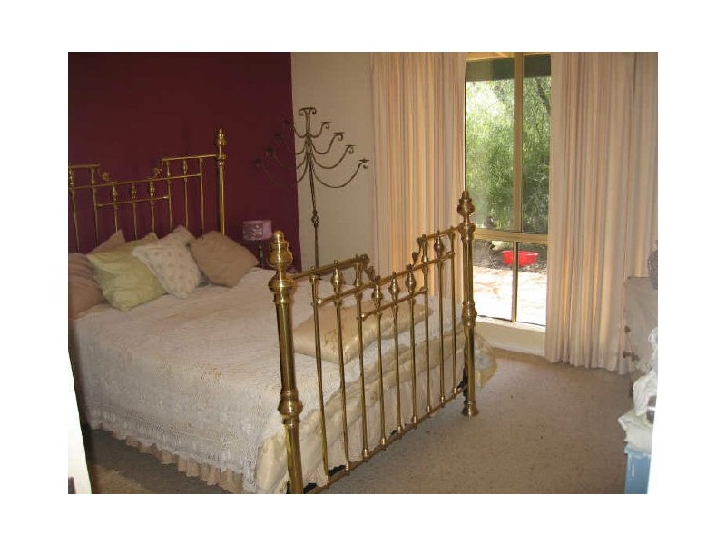 16 Riverside Court, York WA 6302