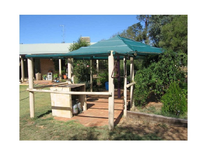 16 Riverside Court, York WA 6302