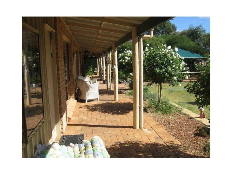 16 Riverside Court, York WA 6302