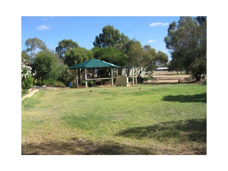 16 Riverside Court, York WA 6302