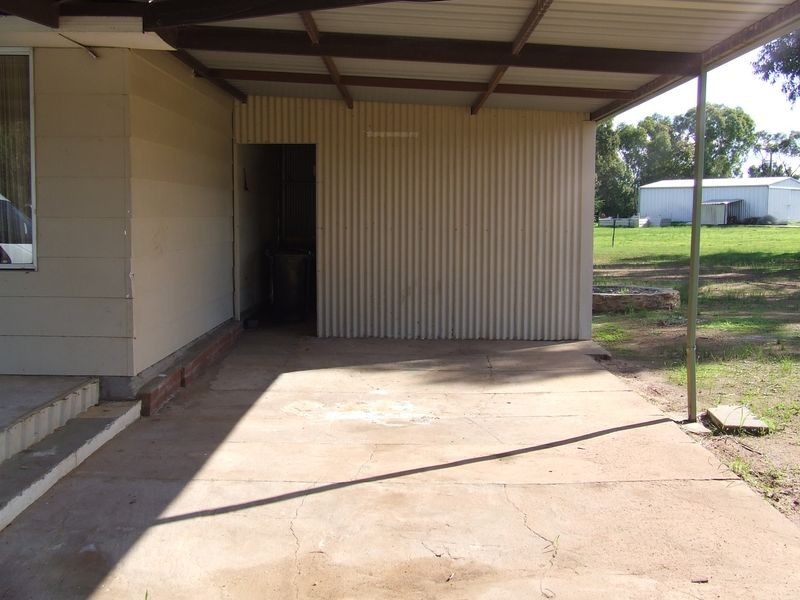 7 Lee Crescent, York WA 6302