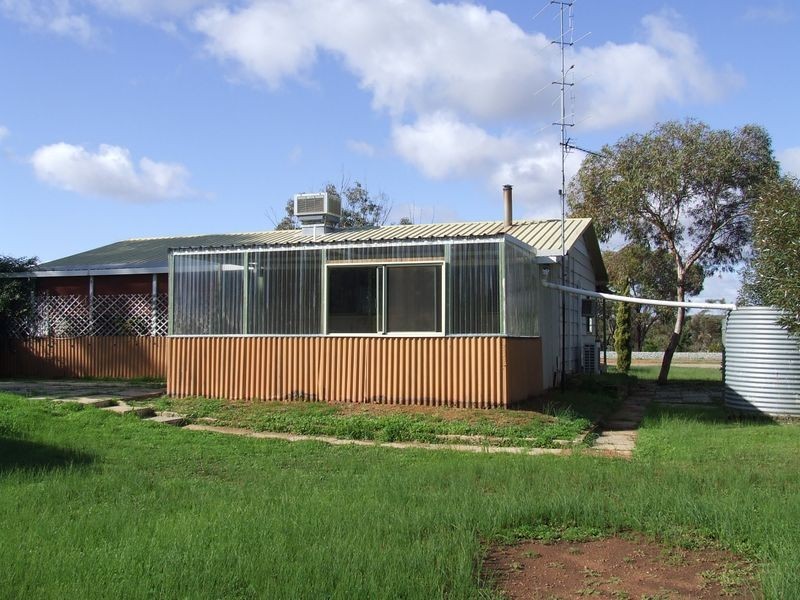 7 Lee Crescent, York WA 6302