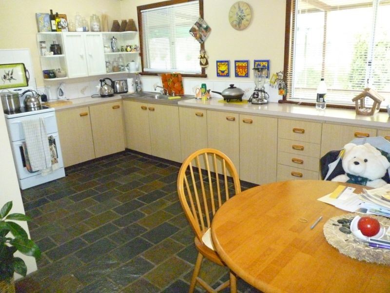 8 Spencers Brook Road, York WA 6302