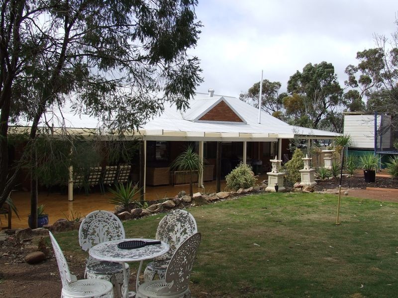 37 Tenth Road, York WA 6302