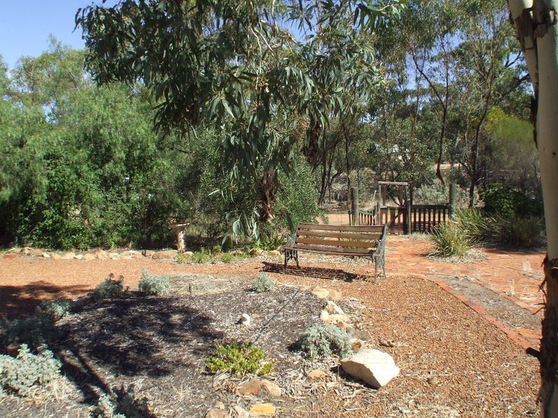 9 Ninth Road, York WA 6302