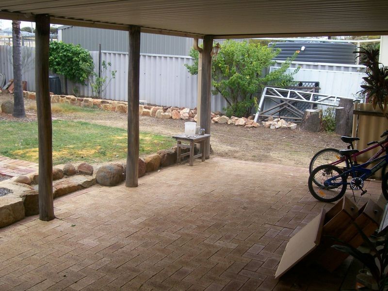 13 Stickland Street, Wongan Hills WA 6603