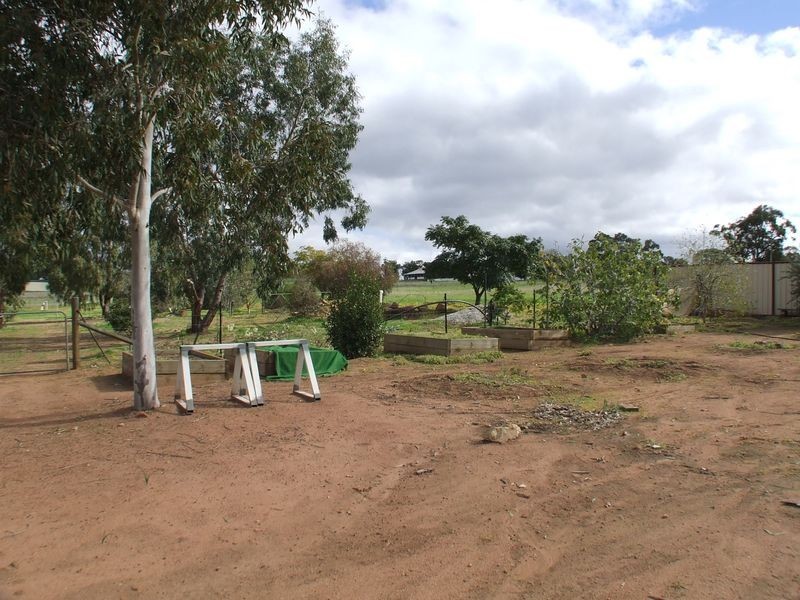 21 Tenth Road, York WA 6302