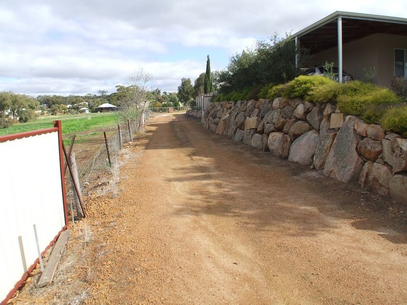 21 Tenth Road, York WA 6302