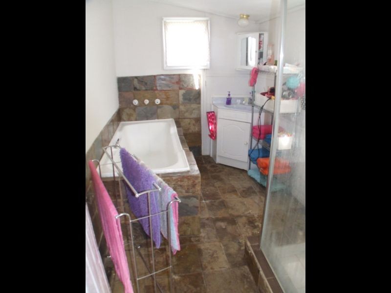 11 Tenth Road, York WA 6302