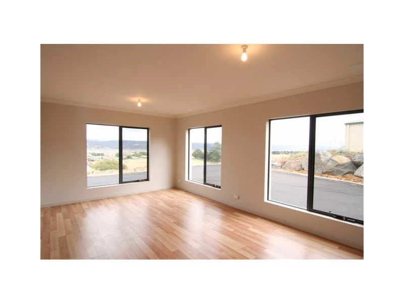 3/24 Roberts Crescent, Newnham TAS 7248