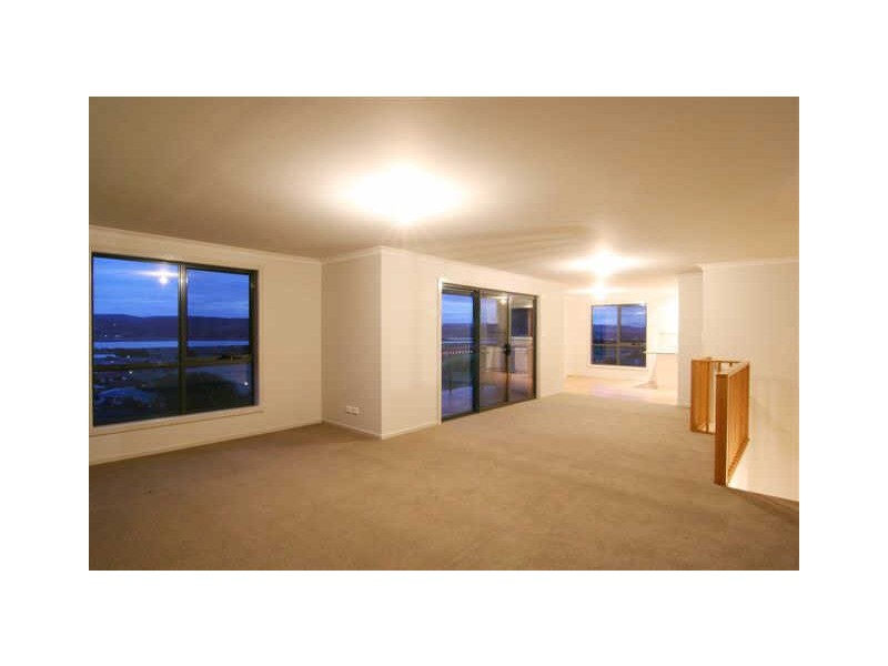 3/24 Roberts Crescent, Newnham TAS 7248