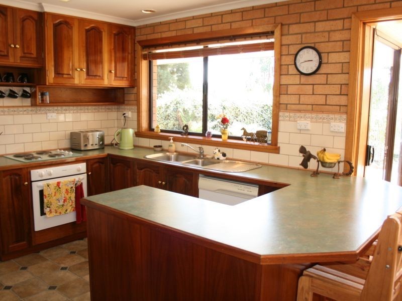 Devon Hills TAS 7300