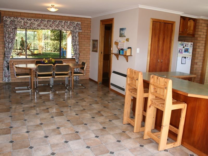 Devon Hills TAS 7300