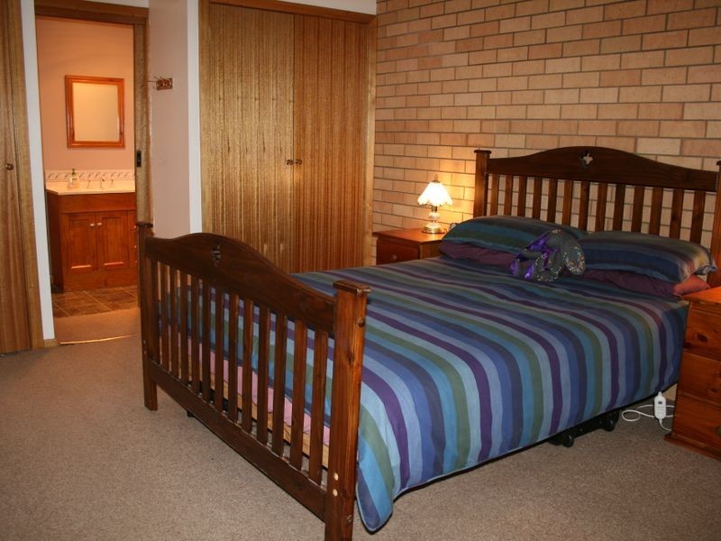 Devon Hills TAS 7300