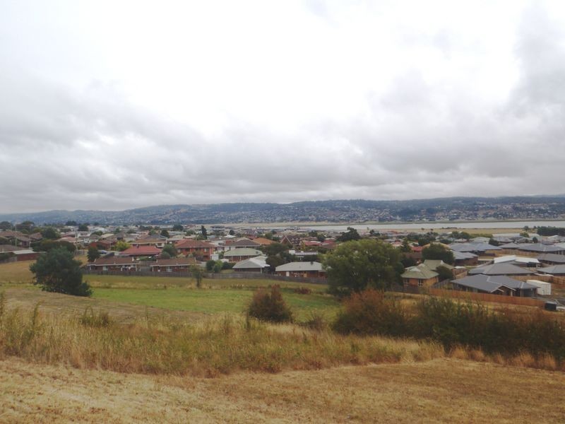 37 Roberts Crescent, Newnham TAS 7248