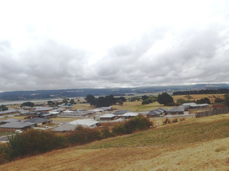 37 Roberts Crescent, Newnham TAS 7248