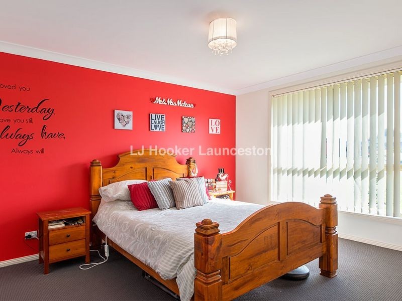 19 Dafnis Drive, Newnham TAS 7248