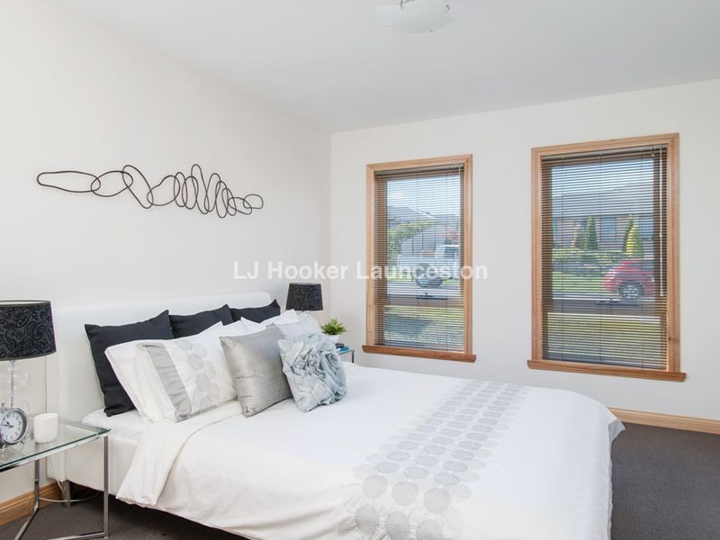 33 Dafnis Drive, Newnham TAS 7248