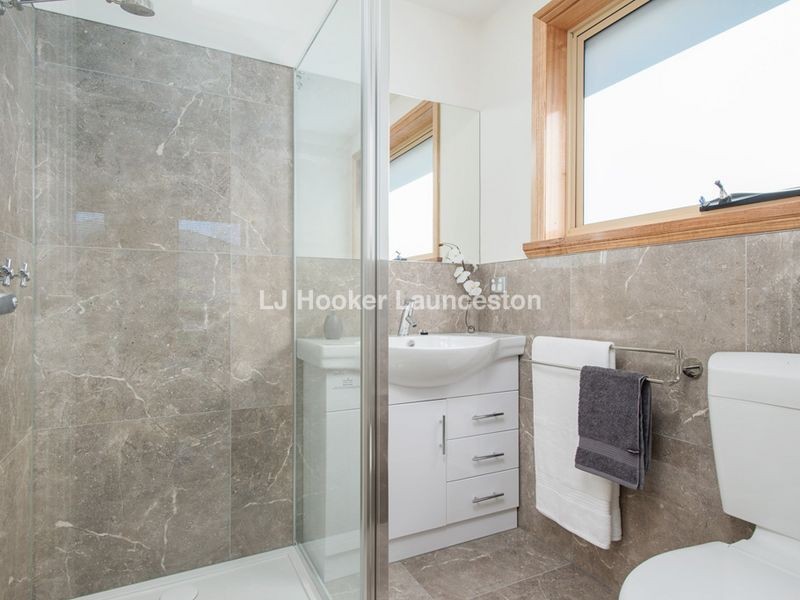 33 Dafnis Drive, Newnham TAS 7248