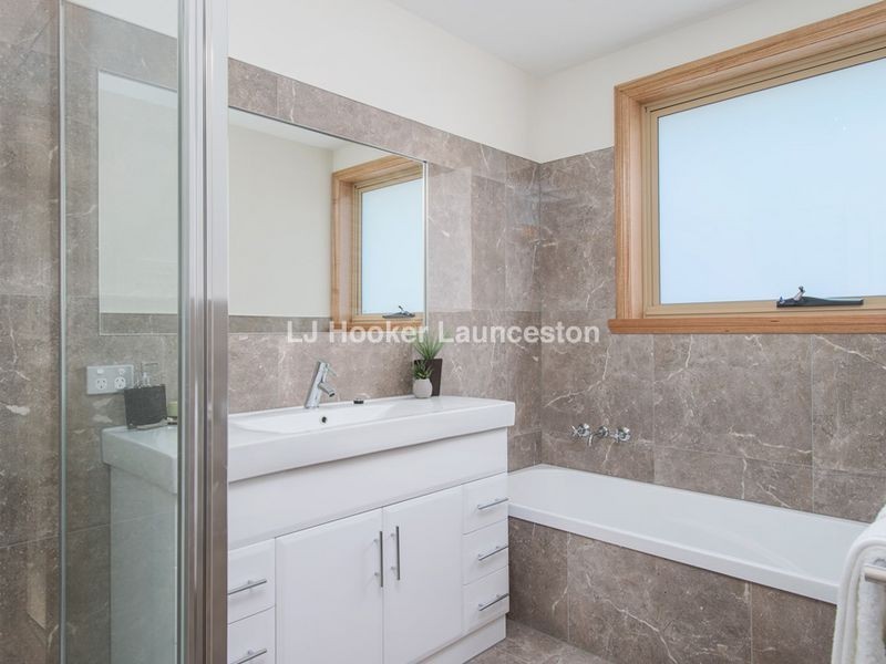 33 Dafnis Drive, Newnham TAS 7248