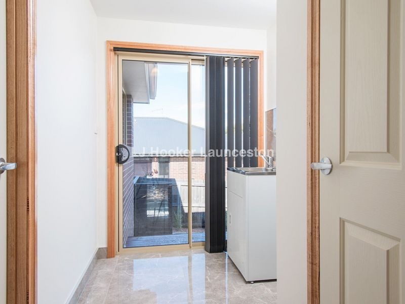 33 Dafnis Drive, Newnham TAS 7248