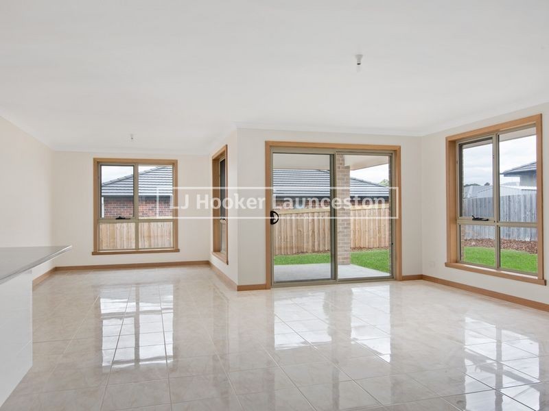 22 Senator Court, Newnham TAS 7248