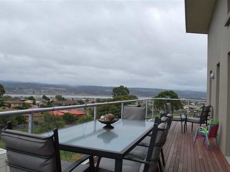 2/9 Monet Place, Newnham TAS 7248