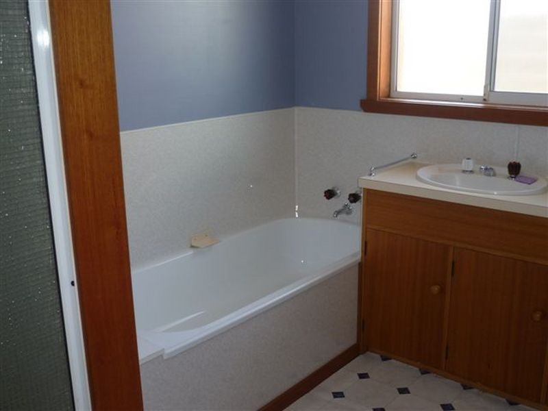 2/21 Walkers Avenue, Newnham TAS 7248