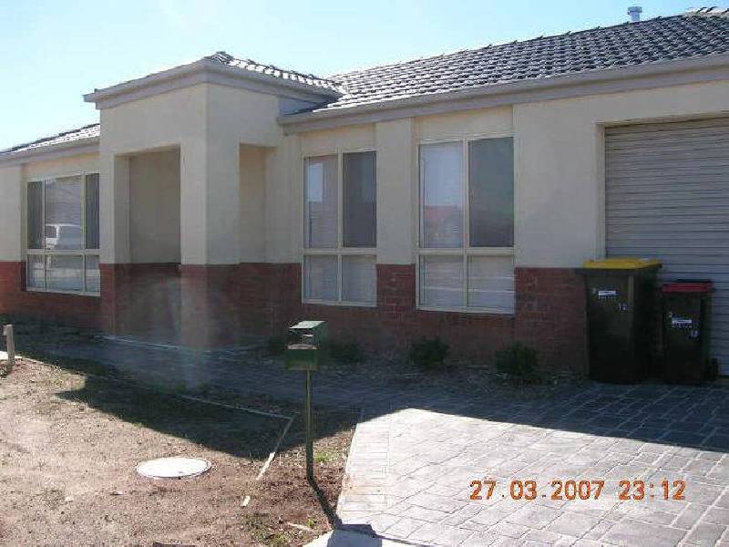 2/12 Thomasz Place, Melton VIC 3337