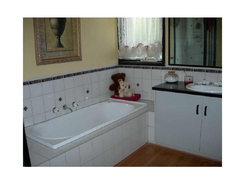 7 Cahill Drive, Brookfield VIC 3338