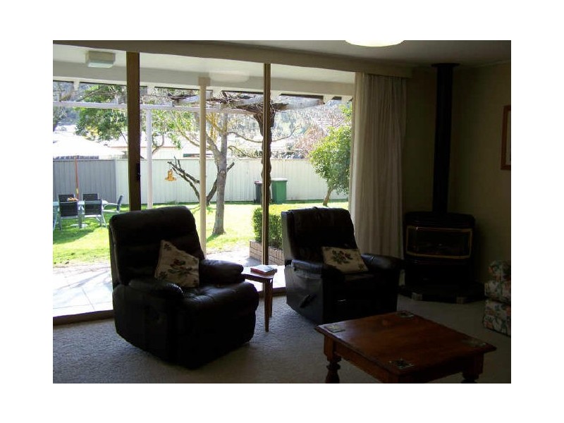 16 Fairbairn Street, Lavington NSW 2641
