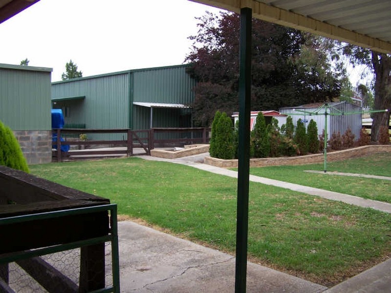 111 Catherine Crescent, Lavington NSW 2641