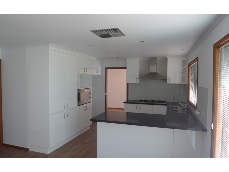 33 Warrenlee Drive, West Albury NSW 2640