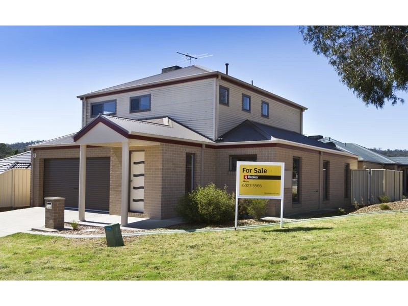 1/4 St Levans Place, Lavington NSW 2641